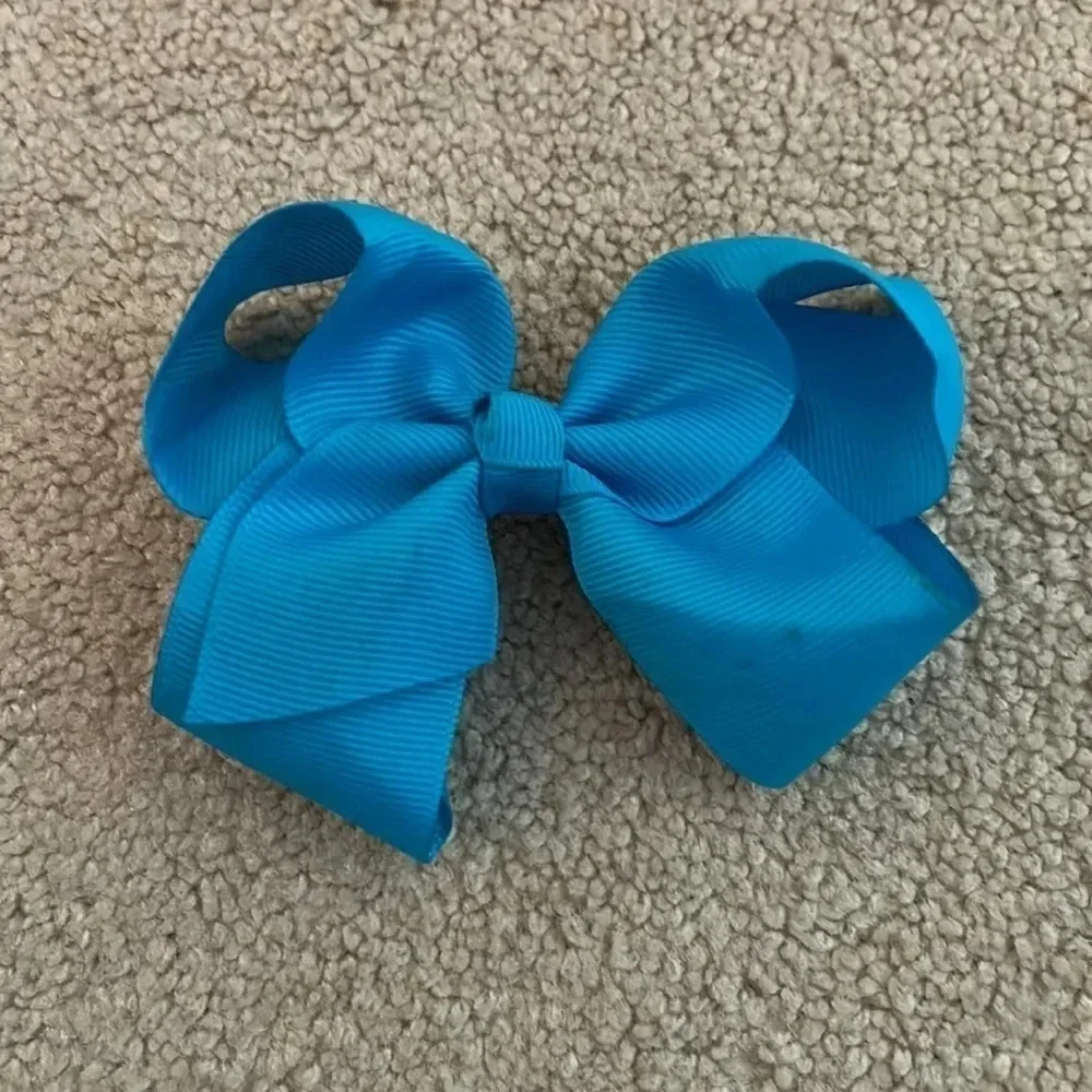 Blue ribbon clip on